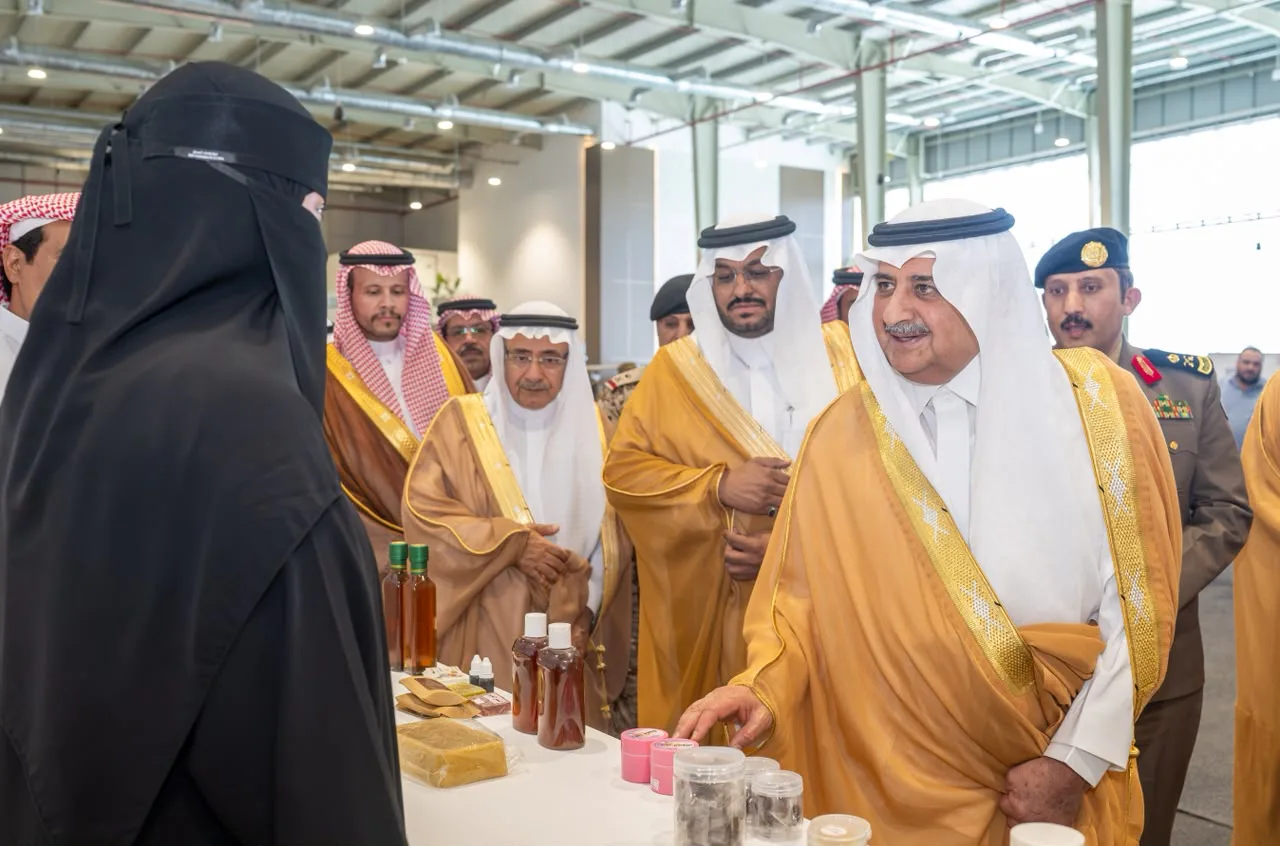 أمير تبوك يدشّن مهرجان المنتجات الزراعية 2026 بمشاركة واسعة من المزارعين - صورة 4