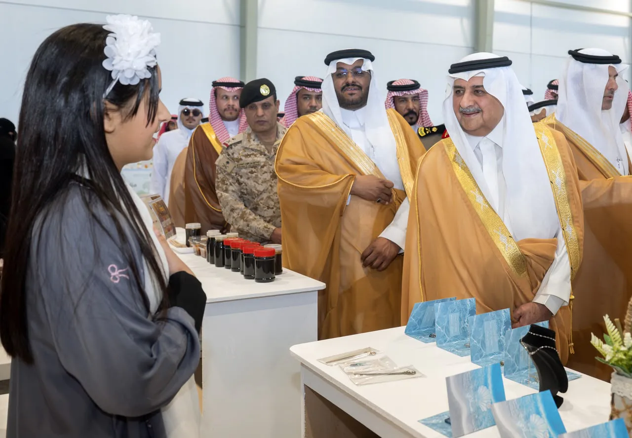 أمير تبوك يدشّن مهرجان المنتجات الزراعية 2026 بمشاركة واسعة من المزارعين - صورة 3