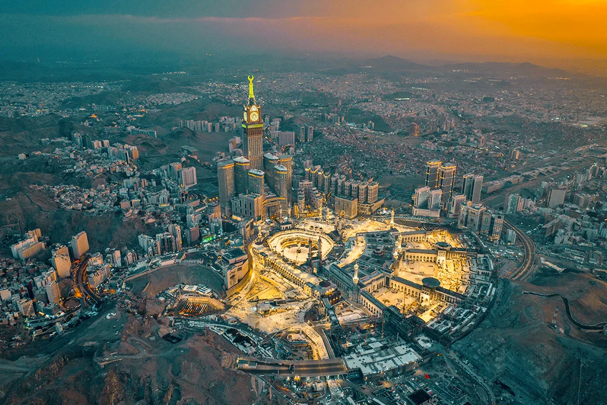 الهيئة الملكية لـ مكة المكرمة تفتح مسارات جديدة في الدائري الثالث وطريق الأمير سعود الفيصل. المسارات تعزز انسيابية المرور وتخفف الاختناقات. المشاريع تختصر زمن الرحلات بأكثر من 90%، وتدعم حركة الحجاج والمعتمرين 