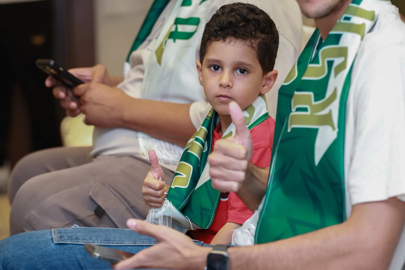 مجلس جمهور المنتخب السعودي: تذاكر مجانية للجماهير لمواجهة عمان. يستمر توزيع التذاكر المجانية بمقر مجلس الجمهور السعودي في جدة حتى الثانية صباحًا، استعدادًا لمواجهة عُمان السبت ضمن خليجي 27 