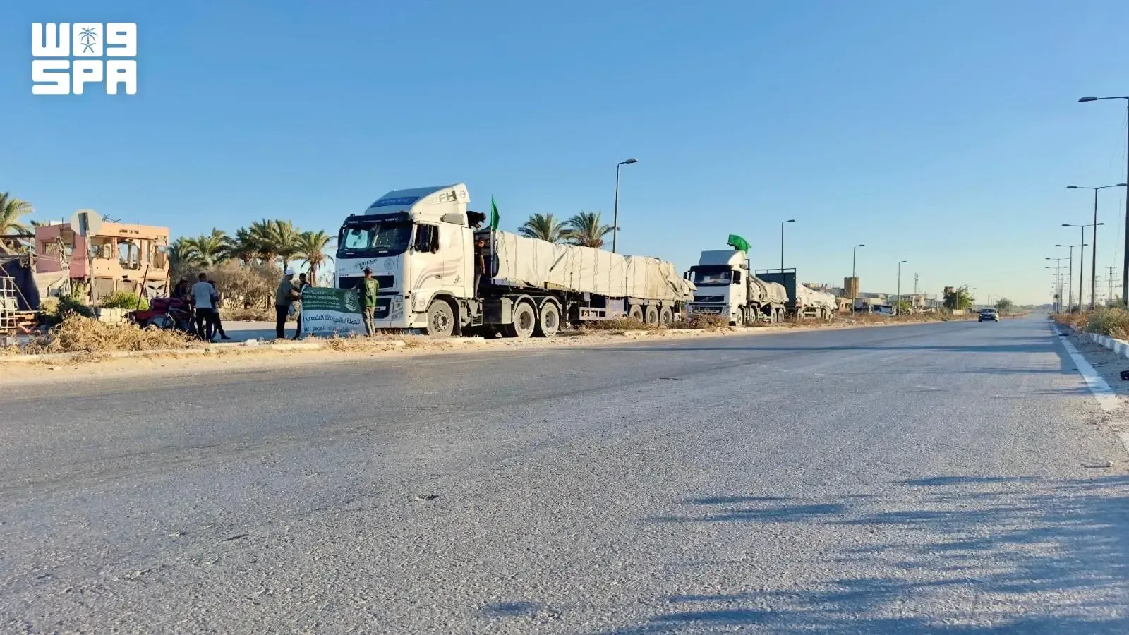 مركز الملك سلمان يواصل إغاثة غزة بقافلة مساعدات جديدة. وصلت إلى دير البلح قافلة مساعدات سعودية تضم سلالًا غذائية وخيامًا ضمن الحملة الشعبية لإغاثة الشعب الفلسطيني.. تسلّم المركز السعودي للثقافة والتراث المساعدات لتوفير الغذاء والإيواء للأسر المتضررة 