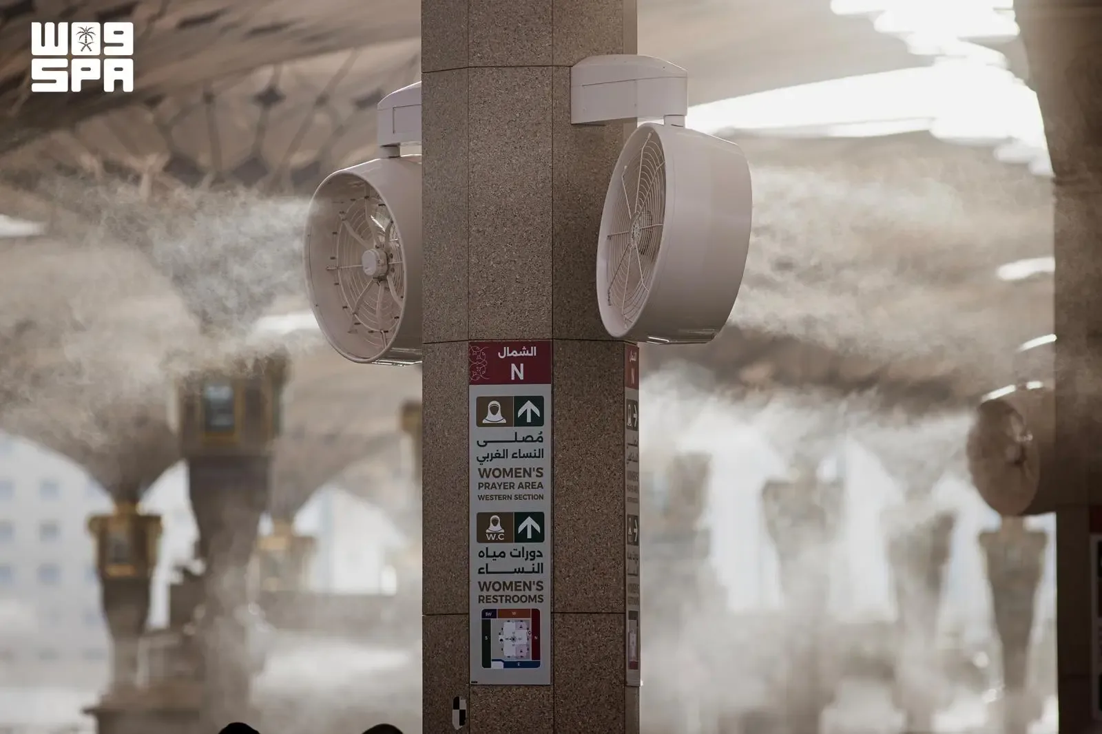 مروحة رذاذ على أحد أعمدة الساحات