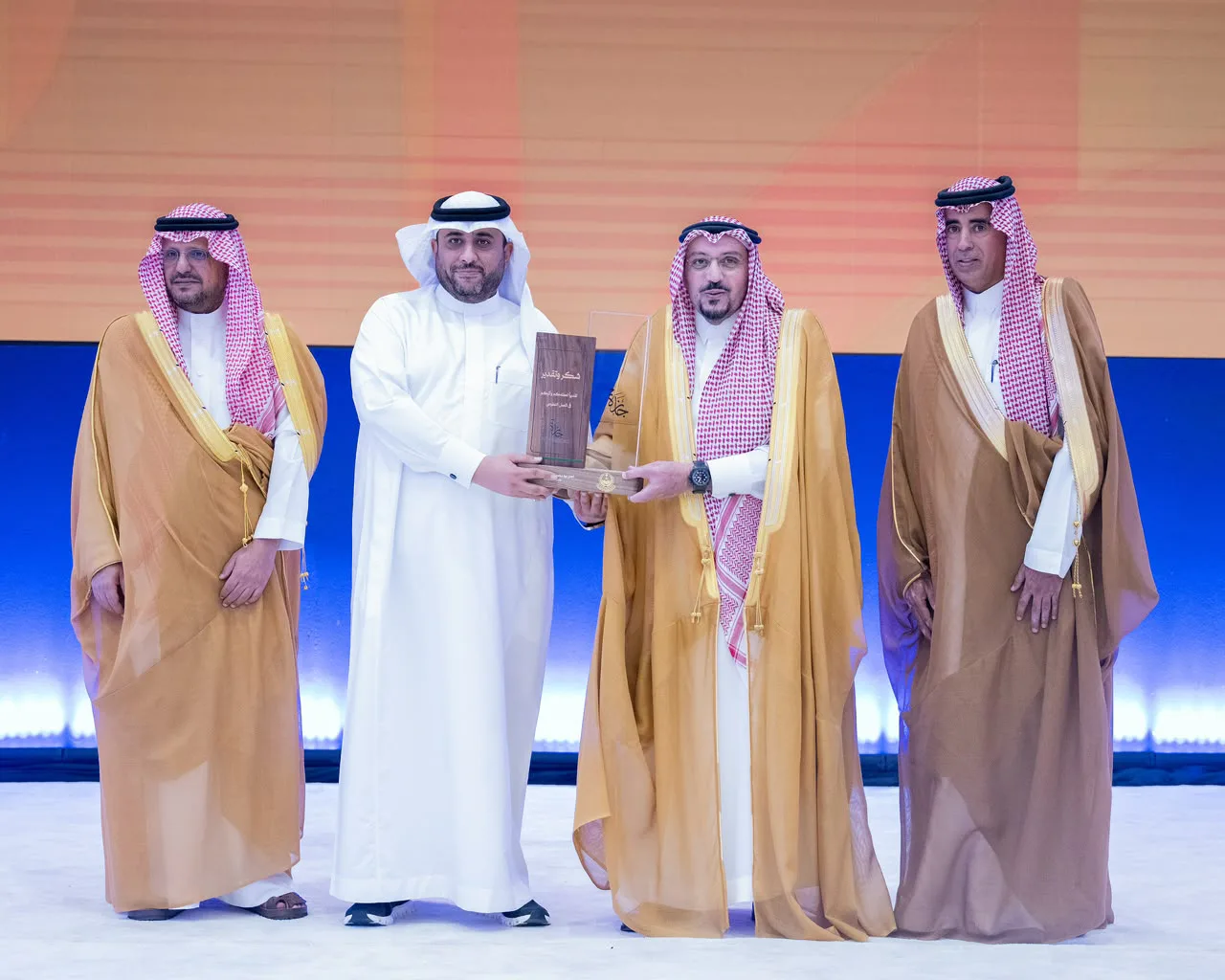 أمير القصيم يكرّم جمعية أصدقاء المرضى بعنيزة بجائزة التطوع في نسختها الأولى