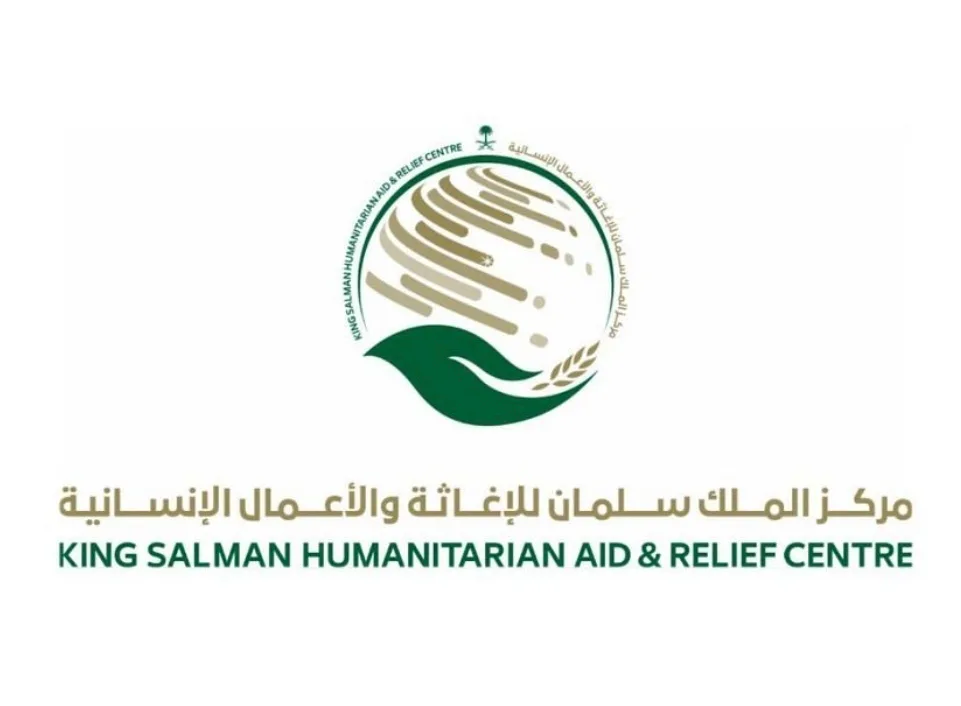 مركز الملك سلمان للإغاثة يوزع 1,474 سلة غذائية في أبين وعدن ويضخ المياه لنازحي لحج