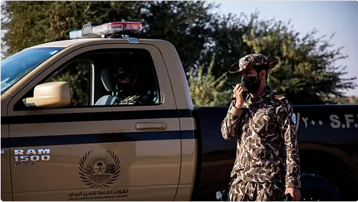 القوات الخاصة للأمن البيئي تضبط مواطناً ينقل حطباً محلياً في محمية الإمام تركي