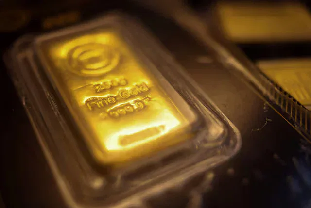 الذهب يهبط لأدنى مستوياته في عام والفضة تكسر حاجز 50 دولاراً