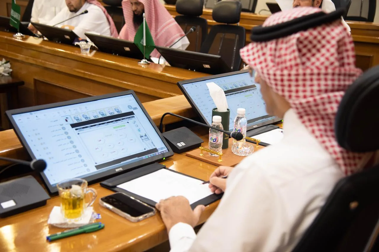 مدير تعليم الطائف يزور مدارس افتراضياً ويرأس اجتماع لجنة تحسين البيئة التعليمية الـ 14