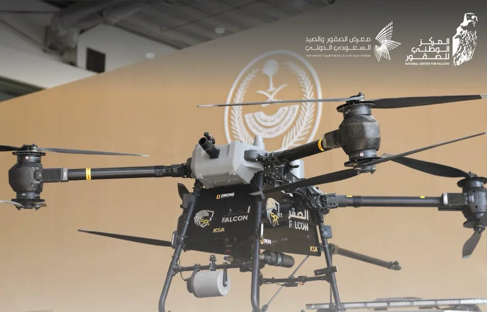 الدفاع المدني يعرض طائرة الصقر لدعم مهام الإنقاذ