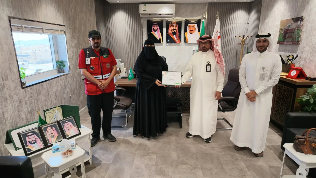 ممرضة تنقذ رضيعاً بمنفذ الوديعة بالإنعاش القلبي والهلال الأحمر يكرّمها