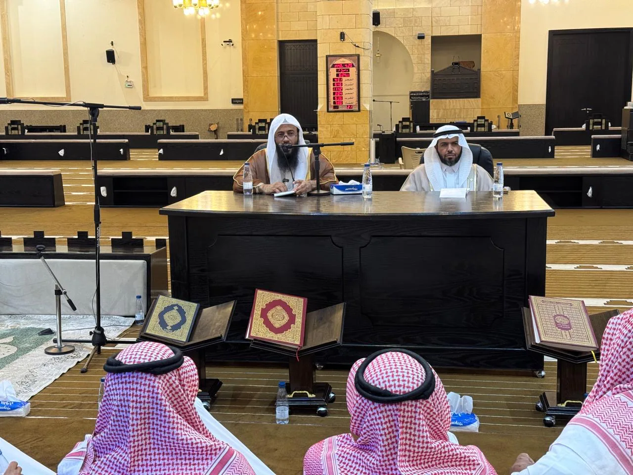 Al-Aflaj mosque administration holds lecture on faith and national unity