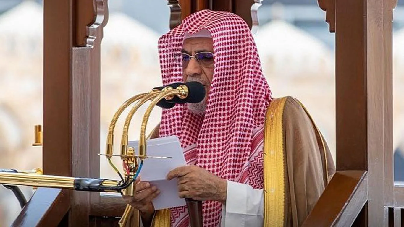 خطيب المسجد الحرام: الإيمان بالله سكينة النفس وأمل اليائسين