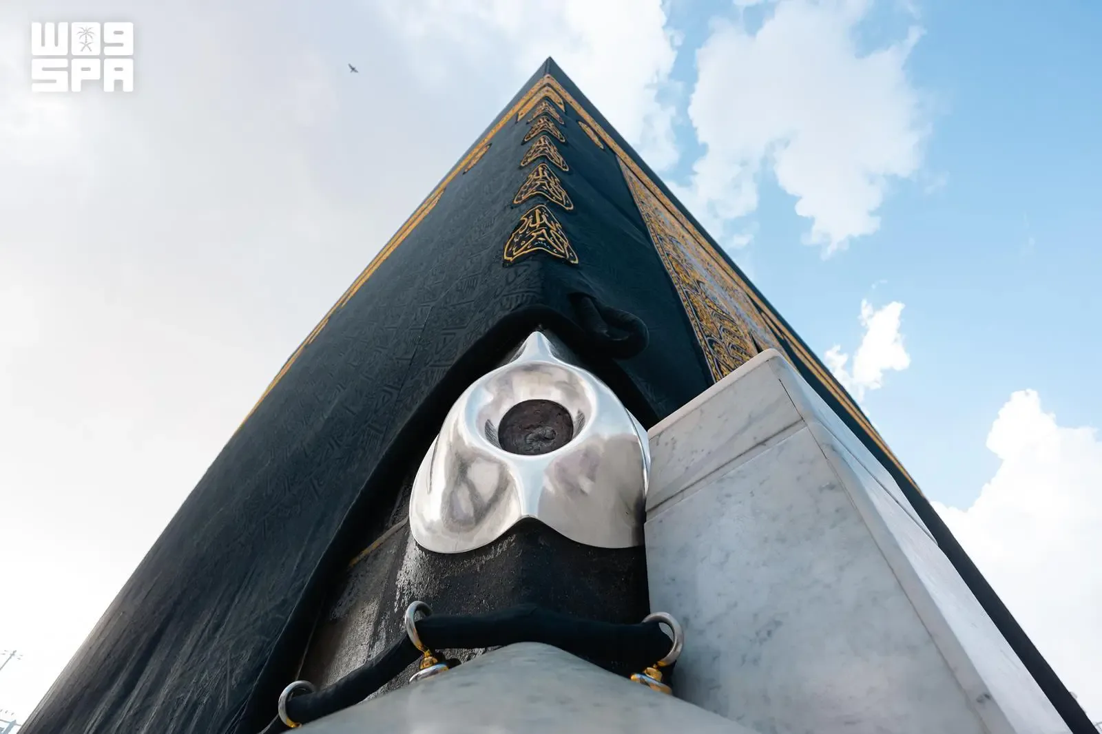 الحجر الأسود.. معلم إيماني يبدأ عنده الطواف وينتهي وتحيطه عناية متواصلة