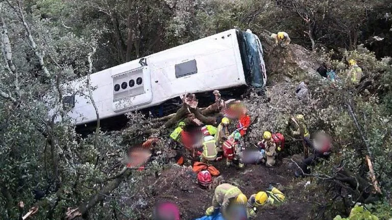 إصابة 80 شخصاً إثر سقوط حافلة من منحدر 20 متراً قرب برشلونة
