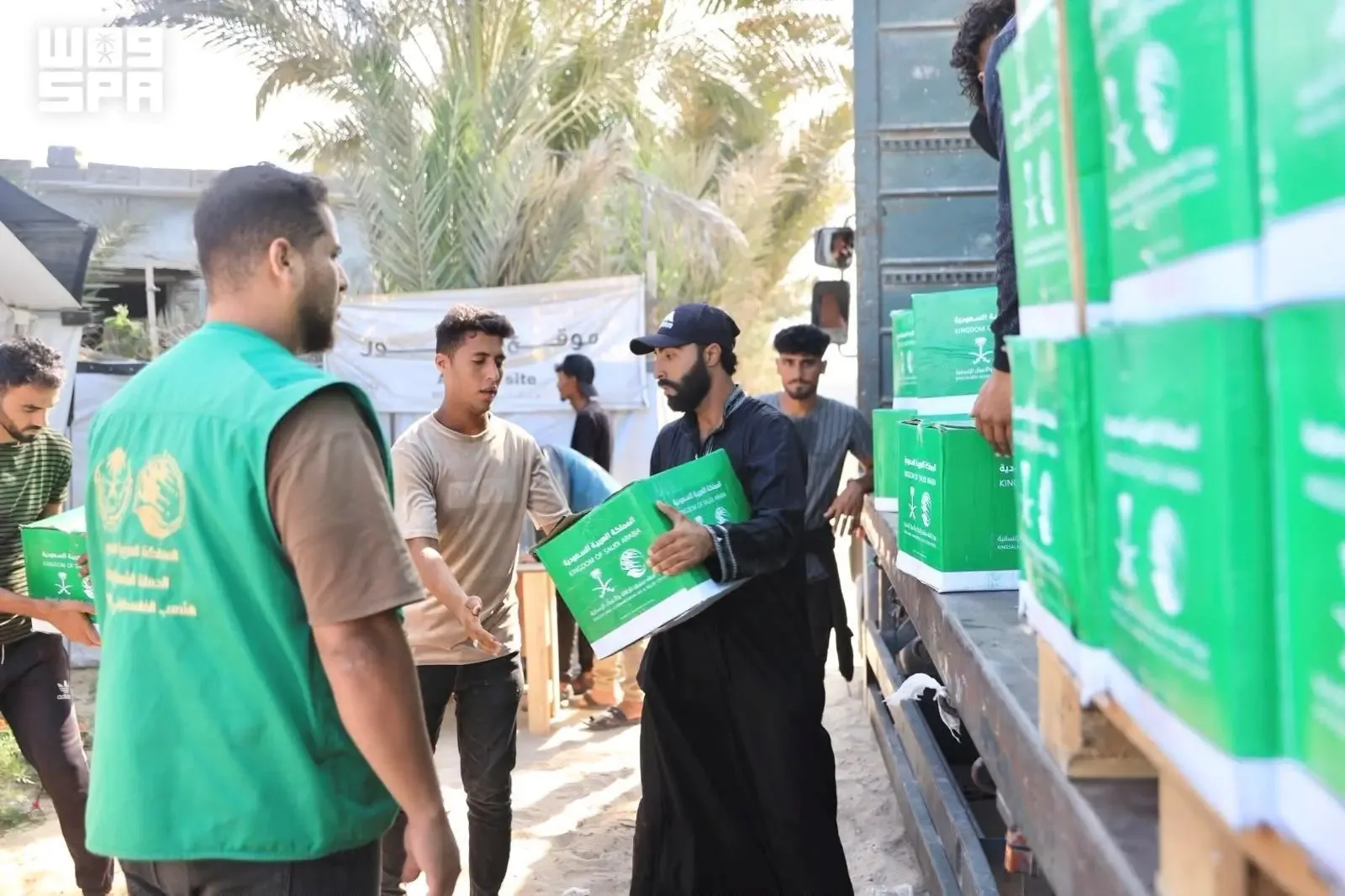 مركز الملك سلمان للإغاثة يواصل عملياته في 6 دول بمساعدات غذائية وطبية وإيوائية. البرامج الإغاثية في غزة واليمن وسوريا والسودان ونيجيريا شملت توزيع سلال غذائية ووجبات ساخنة وضخ مياه شرب آمنة وحقائب إيوائية 