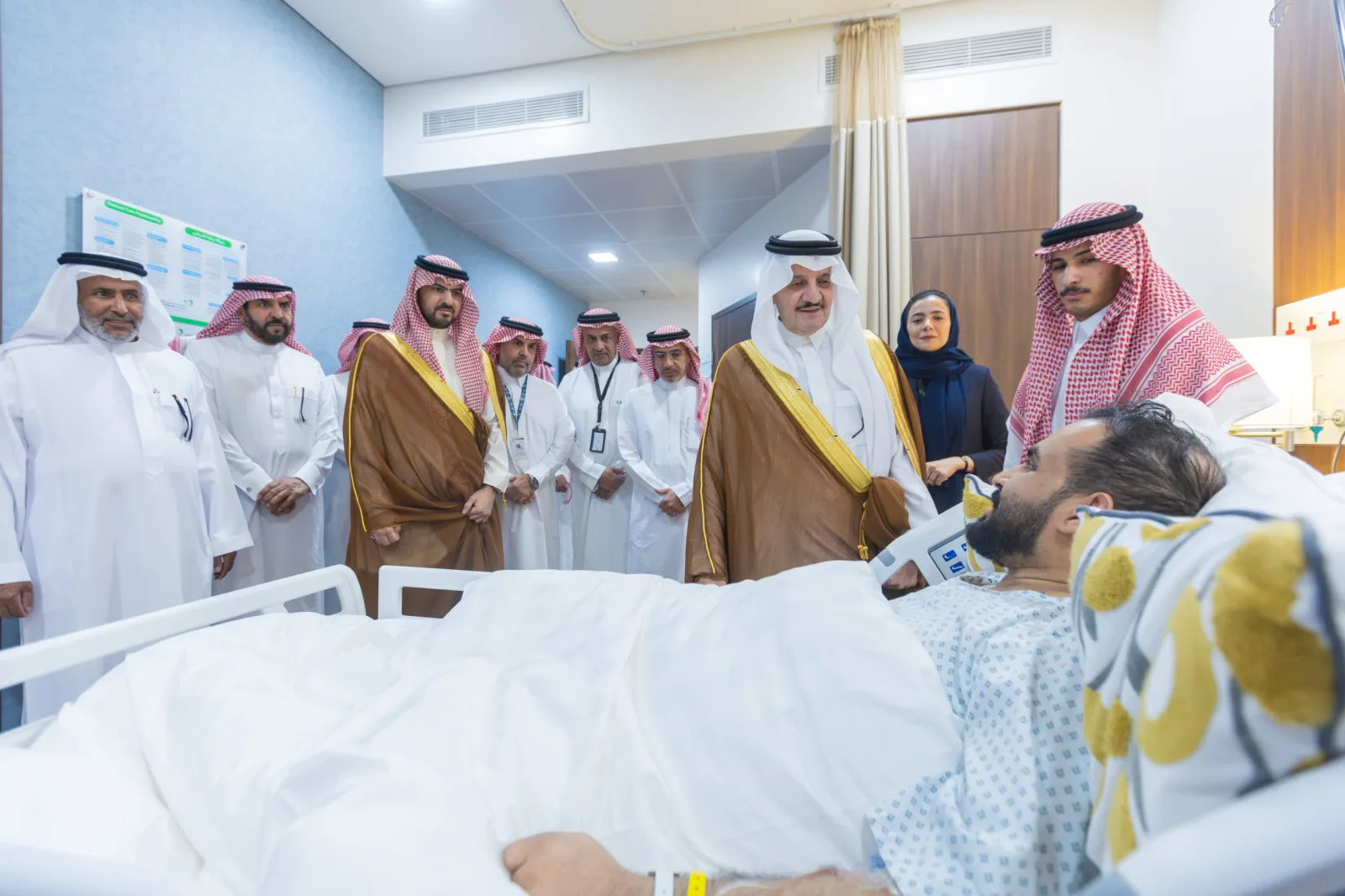 أمير الشرقية ونائبه يطمئنان على حالة المصاب في حادث مطار الملك فهد