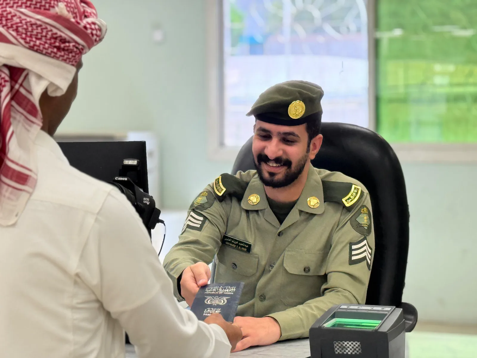 جوازات المدينة المنورة والطائف تستقبل طلبات تصحيح أوضاع المقيمين اليمنيين بصورة غير نظامية