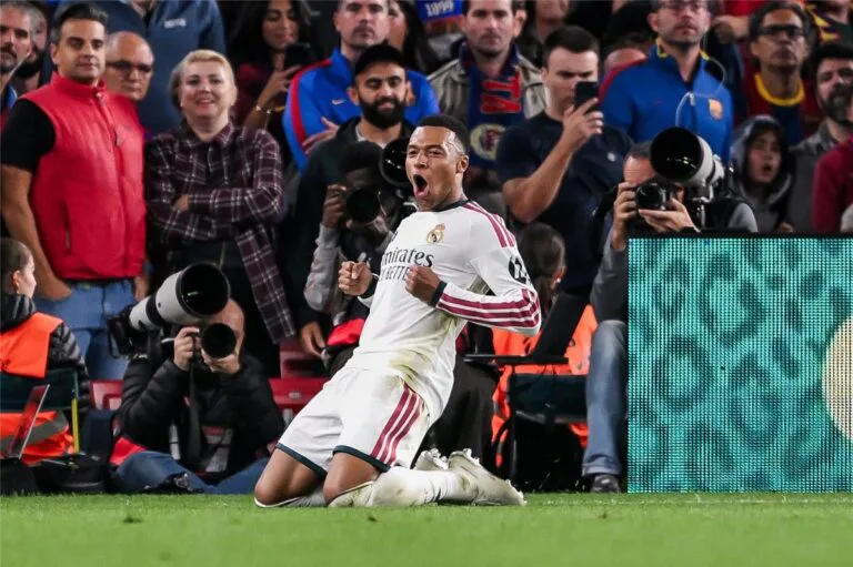 مبابي يصل إلى 100 هدف مع ريال مدريد بثنائية في كلاسيكو كامب نو