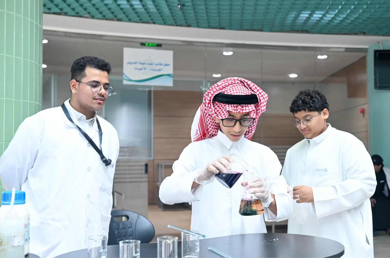 جامعة جازان تحتفي باليوم العالمي للكيمياء بمعرض علمي تفاعلي